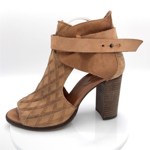 Free People Booties Peep Toe Ankle Wrap Tan Leather Diamond Etched Size 39 NEW - Picture 1 of 10